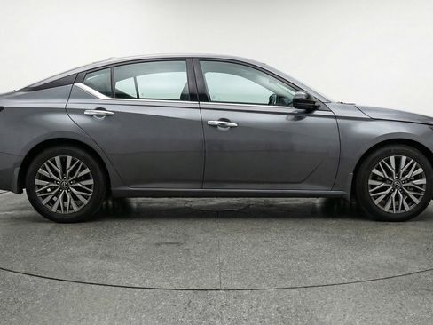 Used 2025 Nissan Altima 2.5 SV image 11