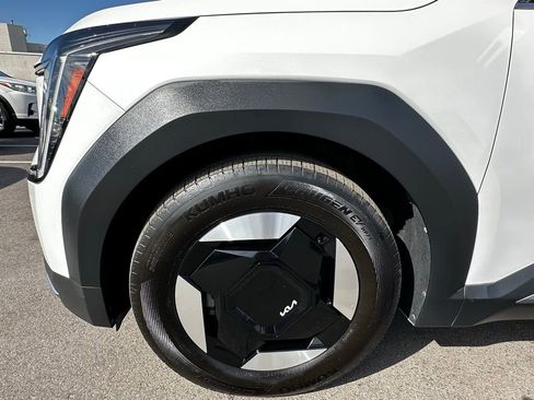 Used 2024 Kia EV9 Light Long Range RWD image 11