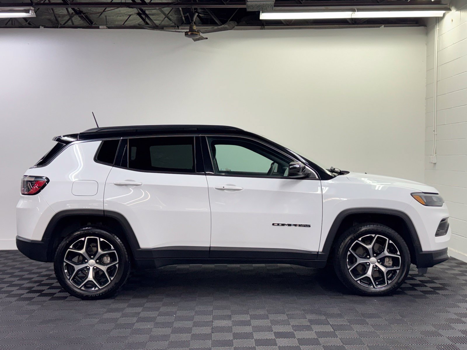 Used 2024 Jeep Compass Limited AWD/4WD image 4