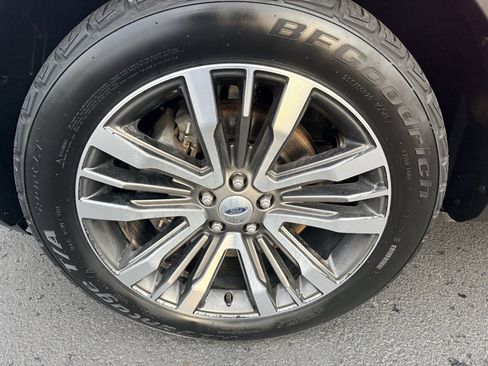 Used 2017 Ford Explorer Platinum image 13