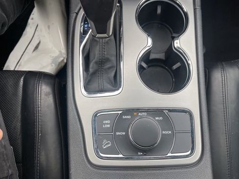 Used 2020 Jeep Grand Cherokee Limited w/ Luxury Group II image 28