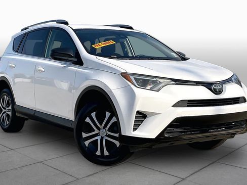 Used 2018 Toyota RAV4 LE FWD image 3