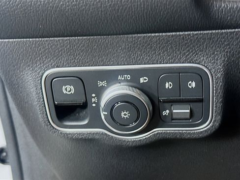 Used 2025 Mercedes-Benz GLB 250 4MATIC image 17