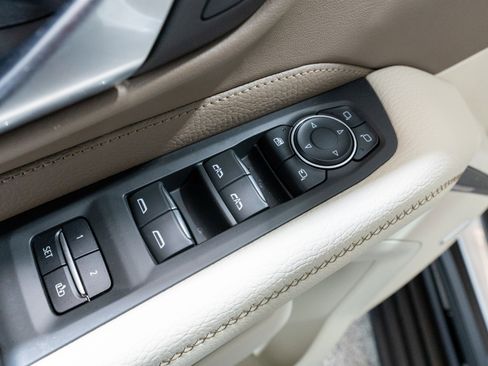 Used 2022 GMC Yukon XL Denali w/ Denali Premium Package image 15