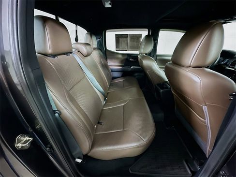 Used 2016 Toyota Tacoma Limited image 9