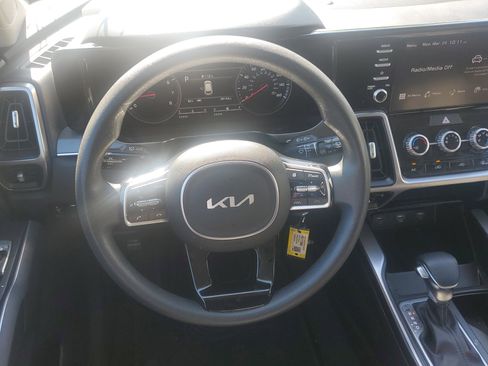 Used 2023 Kia Sorento LX image 15