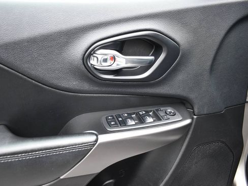 Used 2019 Jeep Cherokee Latitude Plus w/ Comfort/Convenience Group FWD image 17