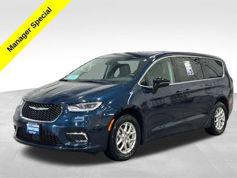 Used 2024 Chrysler Pacifica Touring-L FWD image 3