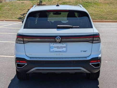 New 2026 Volkswagen Taos SE FWD image 5