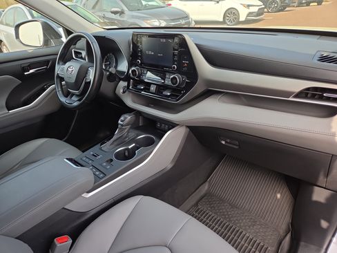 Used 2022 Toyota Highlander XLE image 17