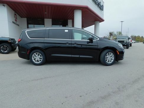 New 2025 Chrysler Pacifica Select w/ Uconnect Theater Family Group image 10