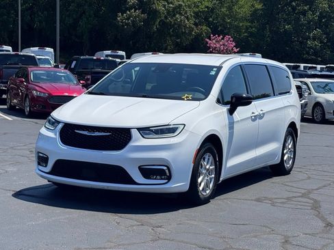 Used 2025 Chrysler Pacifica Select FWD image 2