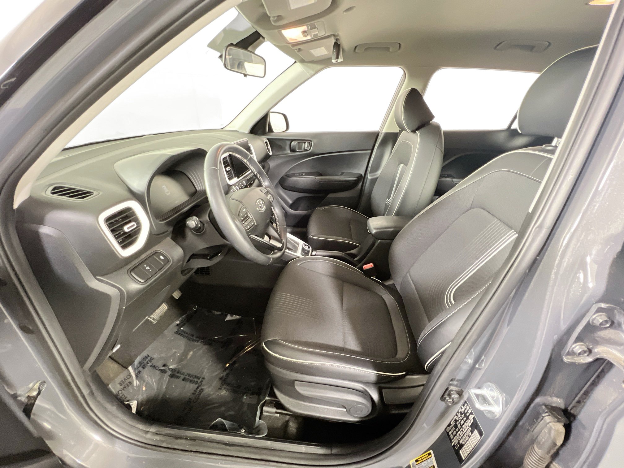 Used 2023 Hyundai Venue Limited FWD image 19