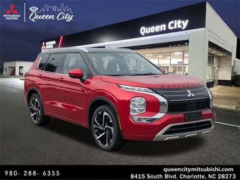 Used 2023 Mitsubishi Outlander SE image 1