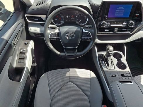 Used 2023 Toyota Highlander L FWD image 11