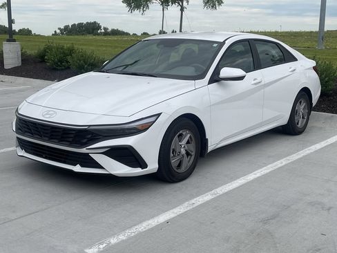 Used 2025 Hyundai Elantra SE FWD image 1