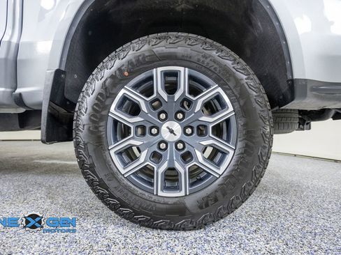 Used 2025 Chevrolet Colorado Z71 w/ Technology Package AWD/4WD image 46