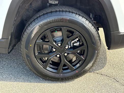 Used 2024 Jeep Grand Cherokee L Laredo image 20