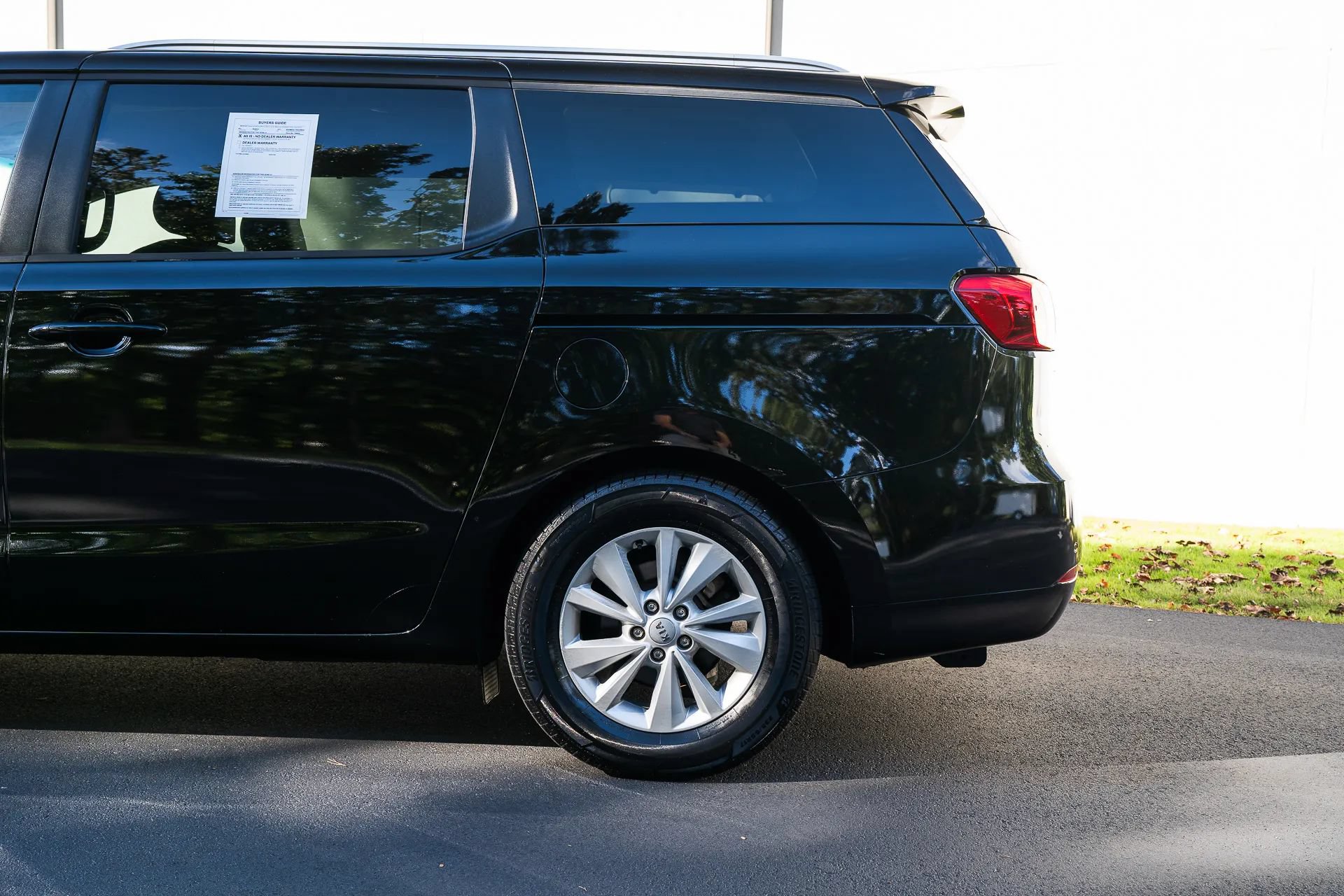 Used 2017 Kia Sedona LX w/ LX Essentials Premium Package FWD image 5