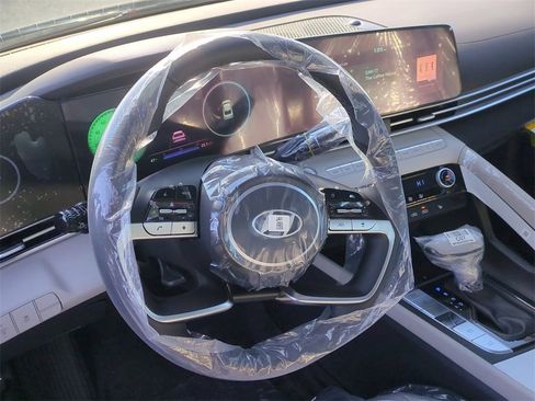 Used 2025 Hyundai Elantra Limited image 13