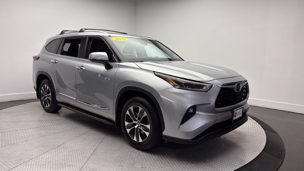 Certified 2021 Toyota Highlander XLE AWD/4WD image 44