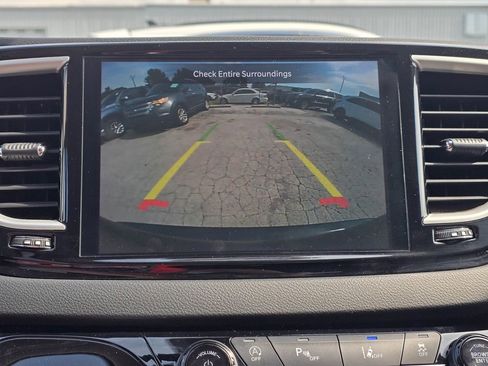 Used 2023 Chrysler Pacifica Touring-L FWD image 17