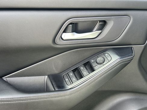 Used 2024 Nissan Rogue SV FWD image 16