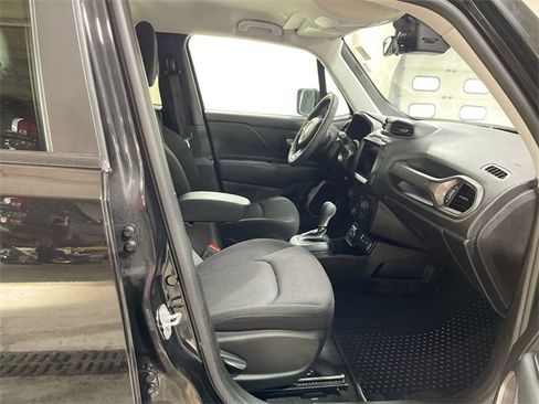 Certified 2023 Jeep Renegade Latitude image 24