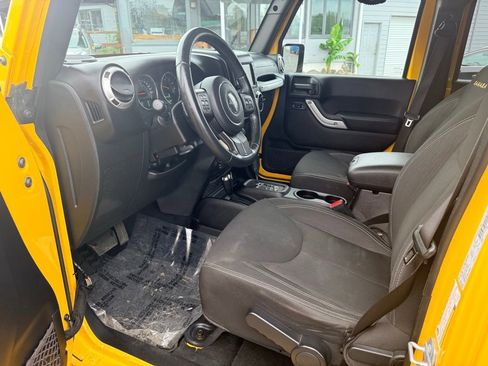 Used 2015 Jeep Wrangler Unlimited Sahara w/ Connectivity Group AWD/4WD image 15