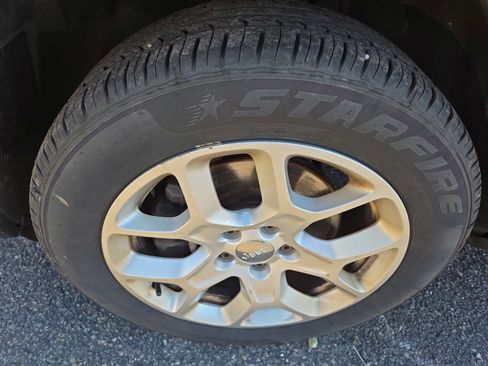 Used 2015 Jeep Renegade Latitude w/ Popular Equipment Group image 11