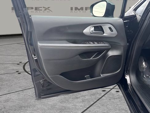 Used 2025 Chrysler Pacifica Limited FWD image 19