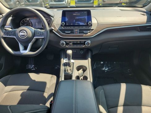 Used 2025 Nissan Altima 2.5 SV FWD image 9
