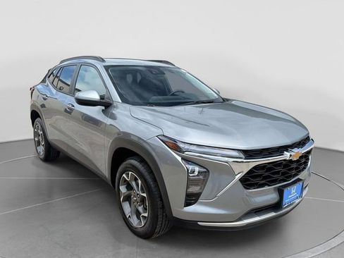 Used 2024 Chevrolet Trax LT FWD image 9