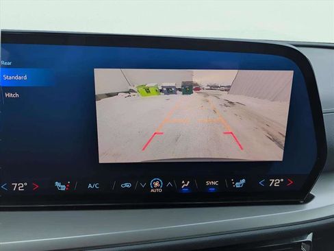 Used 2025 Chevrolet Traverse LT image 12