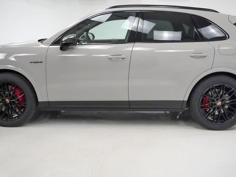 New 2026 Porsche Cayenne S image 2