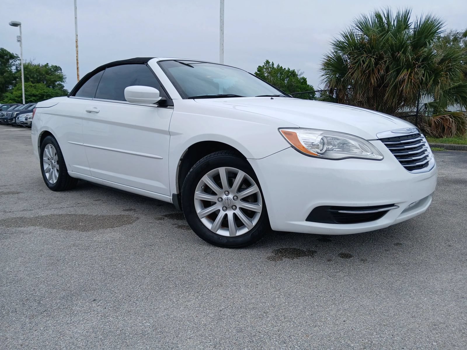 Used 2013 Chrysler 200 Touring FWD image 1