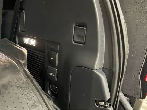 Used 2025 Ford Expedition Tremor AWD/4WD image 32