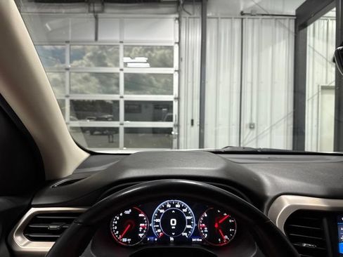Used 2021 GMC Acadia Denali w/ Denali Technology Package FWD image 8