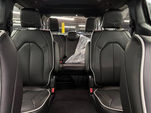 New 2027 Chrysler Pacifica Limited FWD image 18