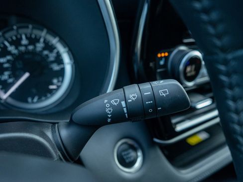 Used 2025 Toyota Highlander XLE image 28