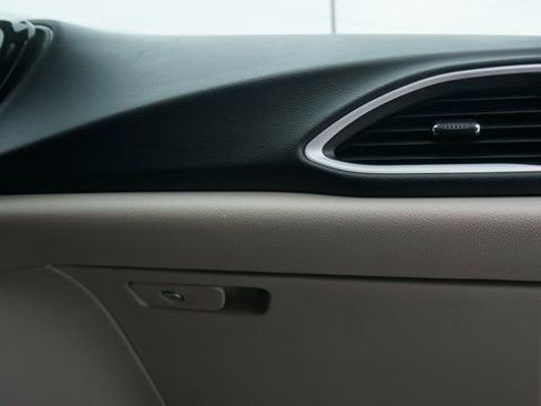 Used 2024 Chrysler Pacifica Touring-L image 57