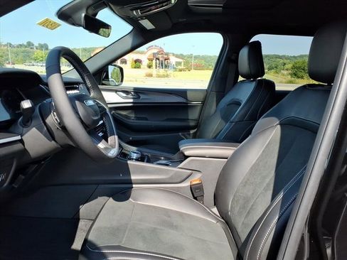 New 2025 Jeep Grand Cherokee L Altitude image 5