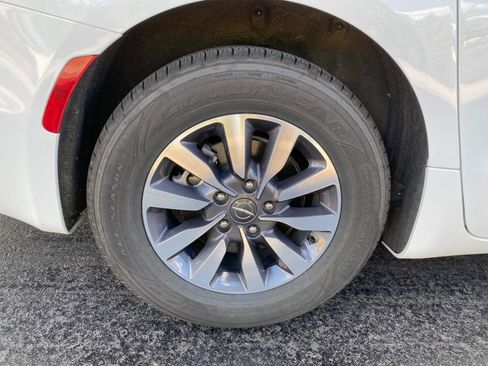 Used 2024 Chrysler Pacifica Limited FWD image 17