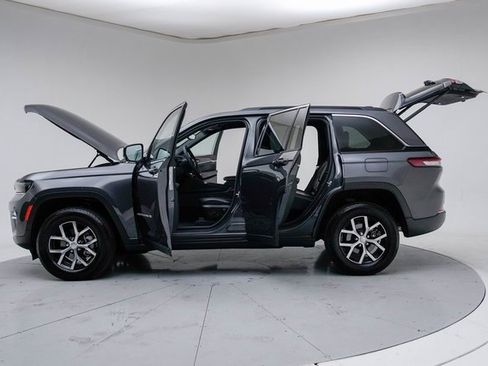 Used 2024 Jeep Grand Cherokee Limited image 18