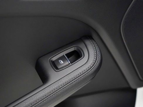 Certified 2025 Porsche Macan image 16