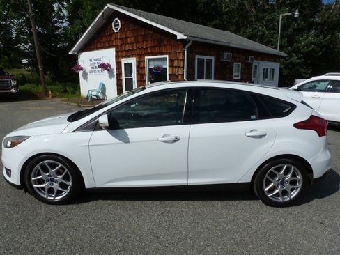 Used 2015 Ford Focus SE w/ Equipment Group 201A FWD image 11