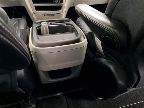 Used 2018 Chrysler Pacifica Touring-L FWD image 28