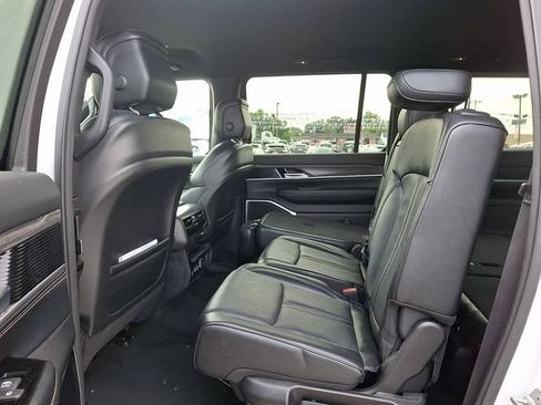 Used 2024 Jeep Wagoneer L Series II w/ Flexible Seating Group AWD/4WD image 10