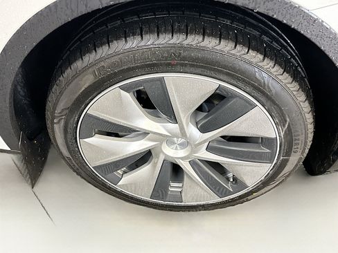 Used 2023 Tesla Model Y Long Range AWD/4WD image 11