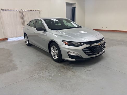 Used 2022 Chevrolet Malibu LS image 2